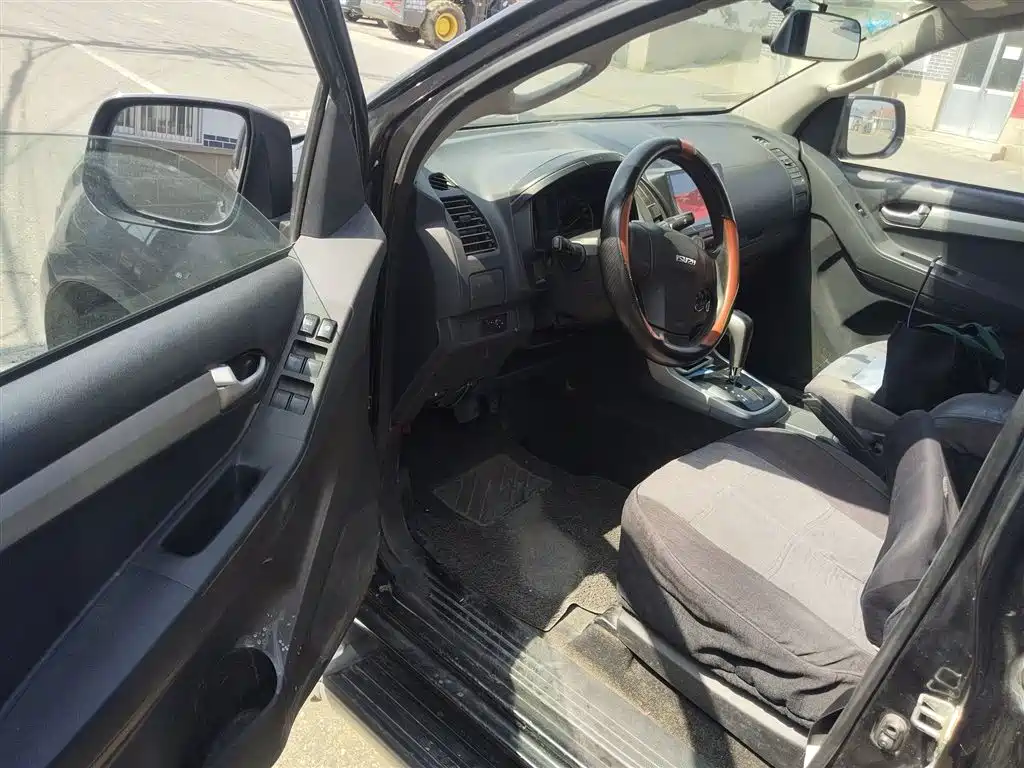 Isuzu D-MAX 2015 — фото 14