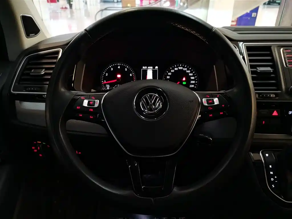 Volkswagen Multivan 2017 — фото 10