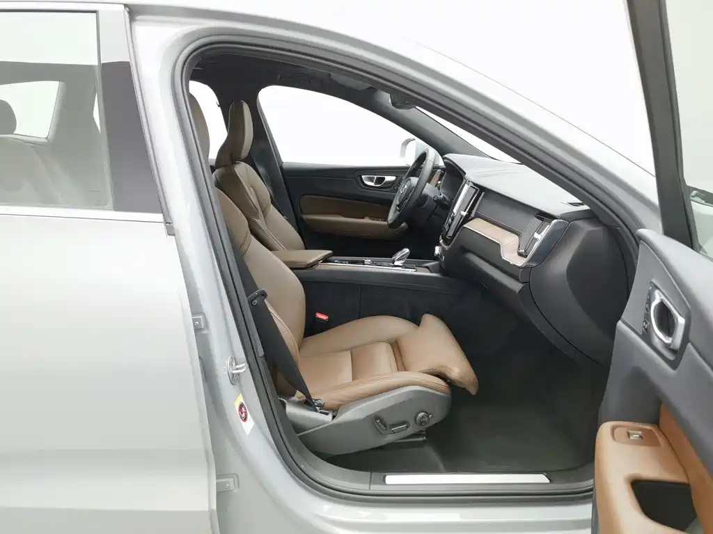 Volvo XC60 2024 — фото 23