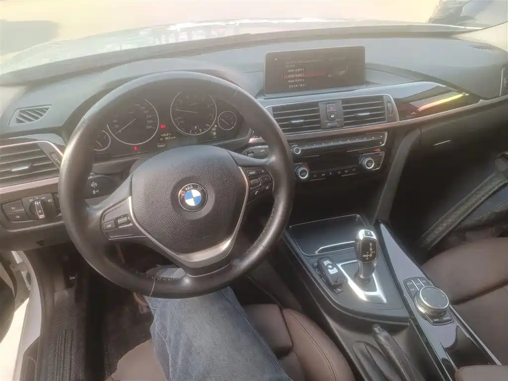BMW 3 Series 2019 — фото 10