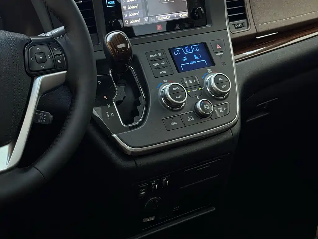 Toyota Sienna 2017 — фото 16