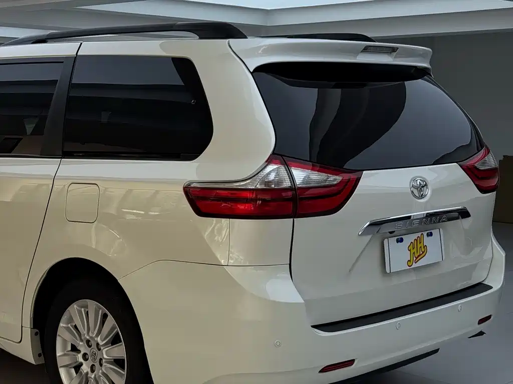 Toyota Sienna 2017 — фото 30