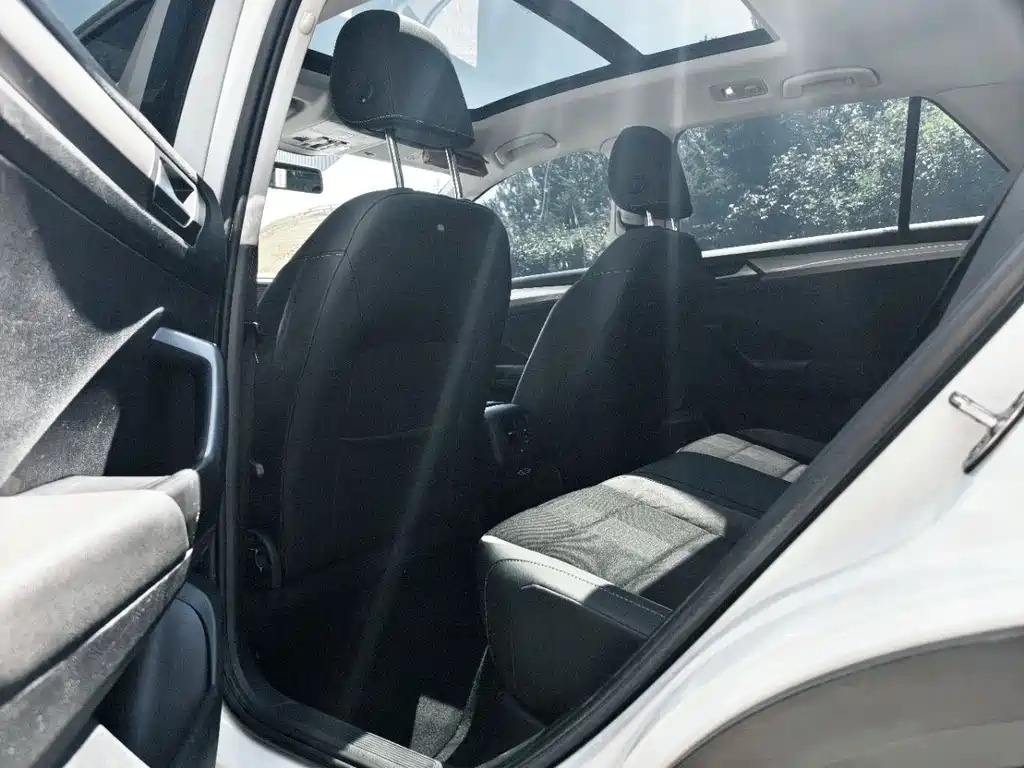 Volkswagen T-Roc 2023 — фото 9