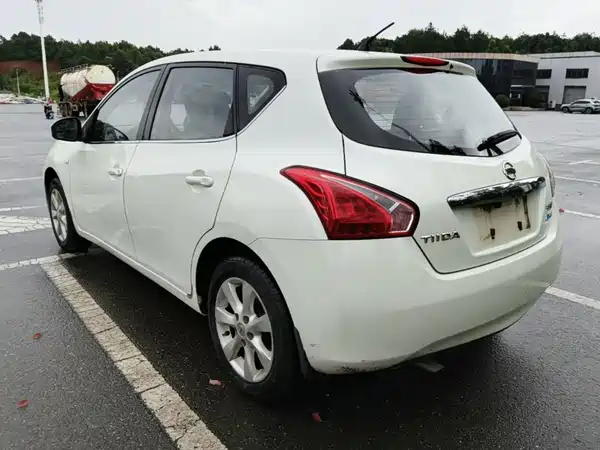 Nissan Tiida 2015