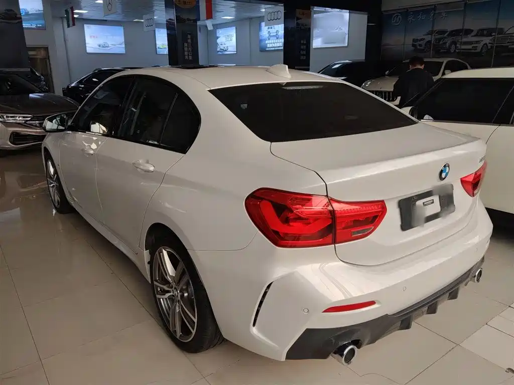 BMW 1 Series 2019 — фото 23