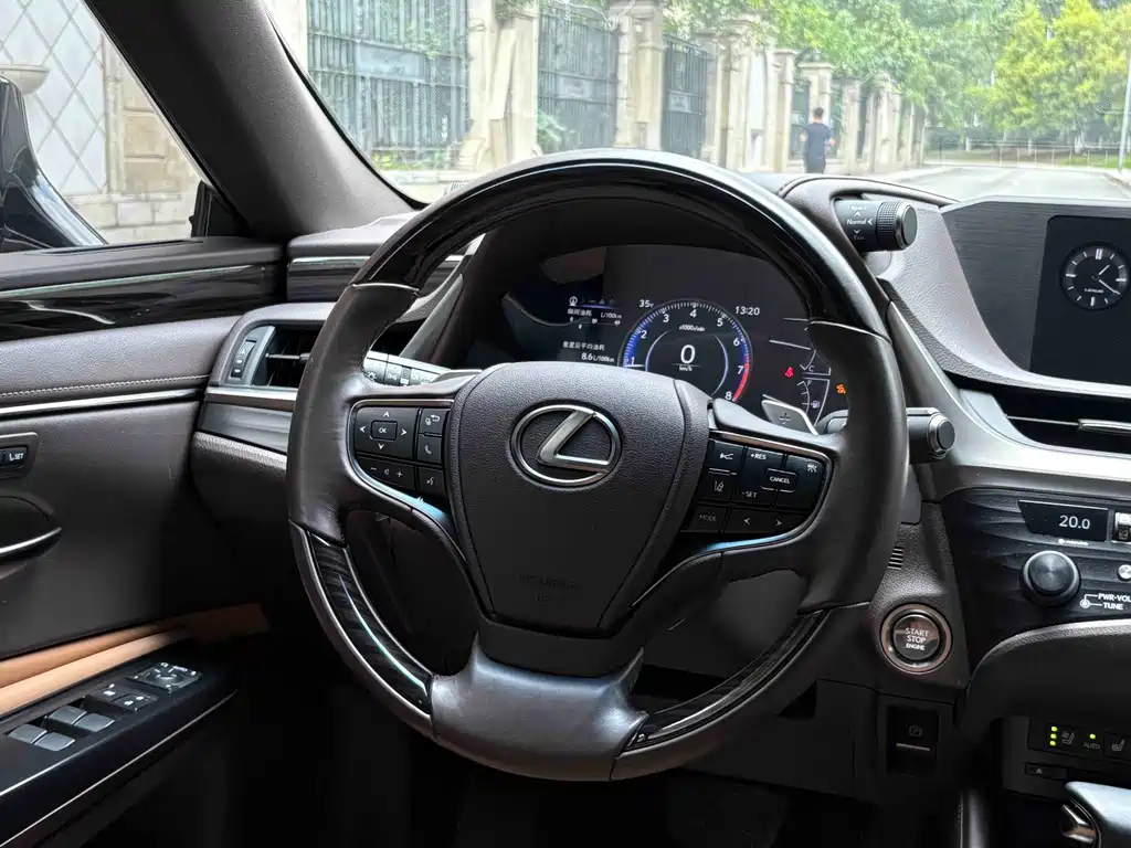 Lexus ES 2020 — фото 17
