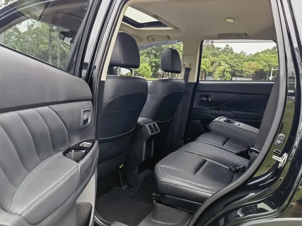 Mitsubishi Outlander 2020 — фото 13