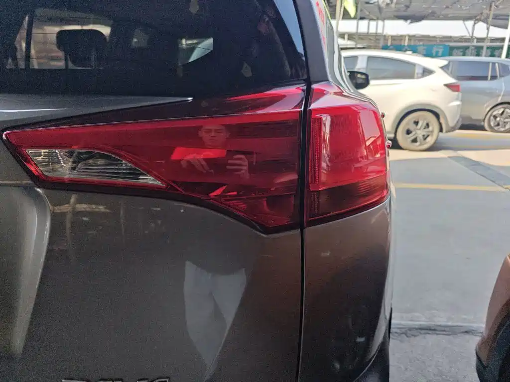 Toyota RAV4 2016 — фото 8
