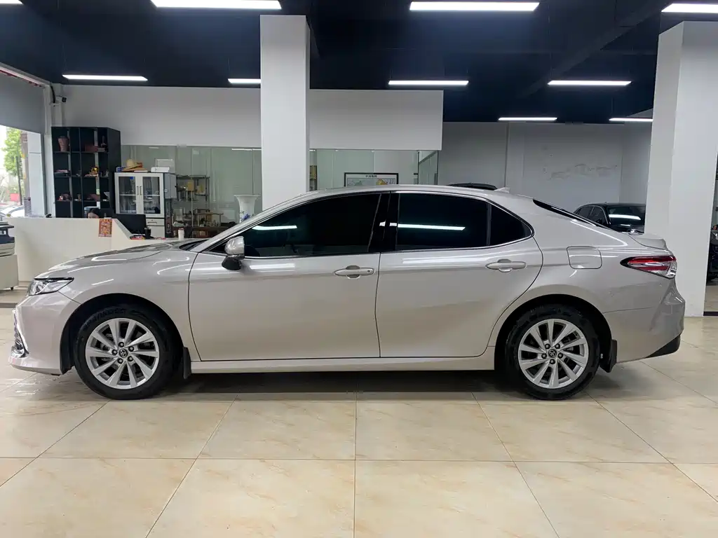 Toyota Camry 2023 — фото 14