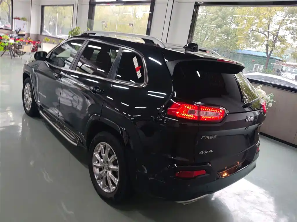 Jeep Cherokee 2018 — фото 23