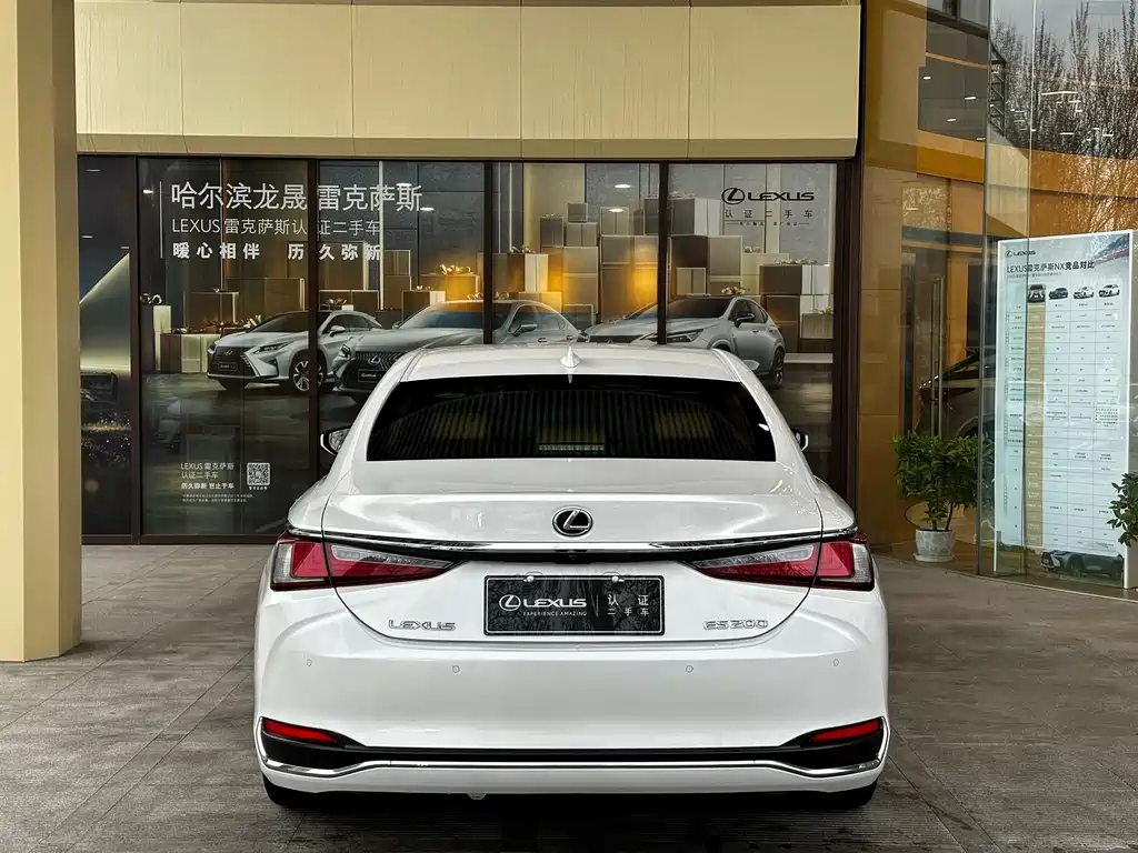 Lexus ES 2024