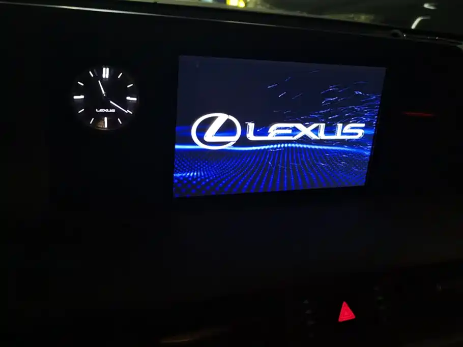 Lexus ES 2020 — фото 13