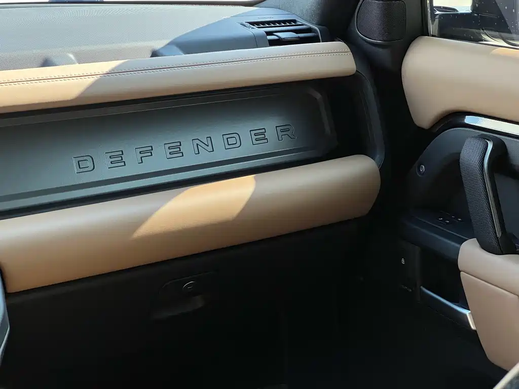 Land Rover Defender 2026 — фото 11