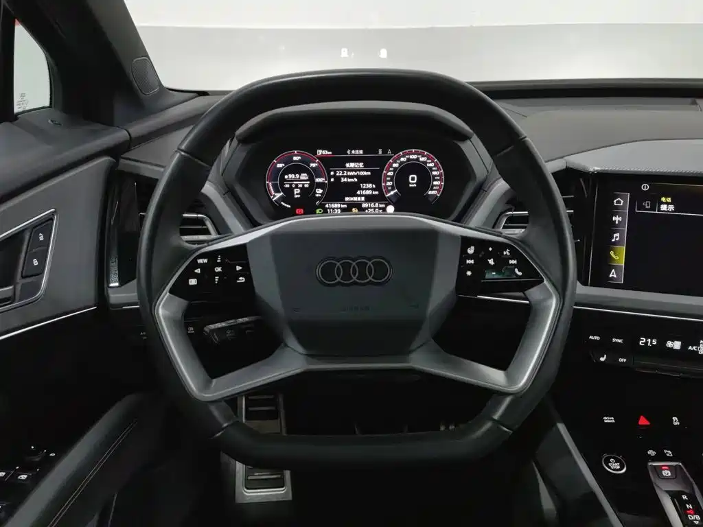 Audi Q5 E-Tron 2022 — фото 11