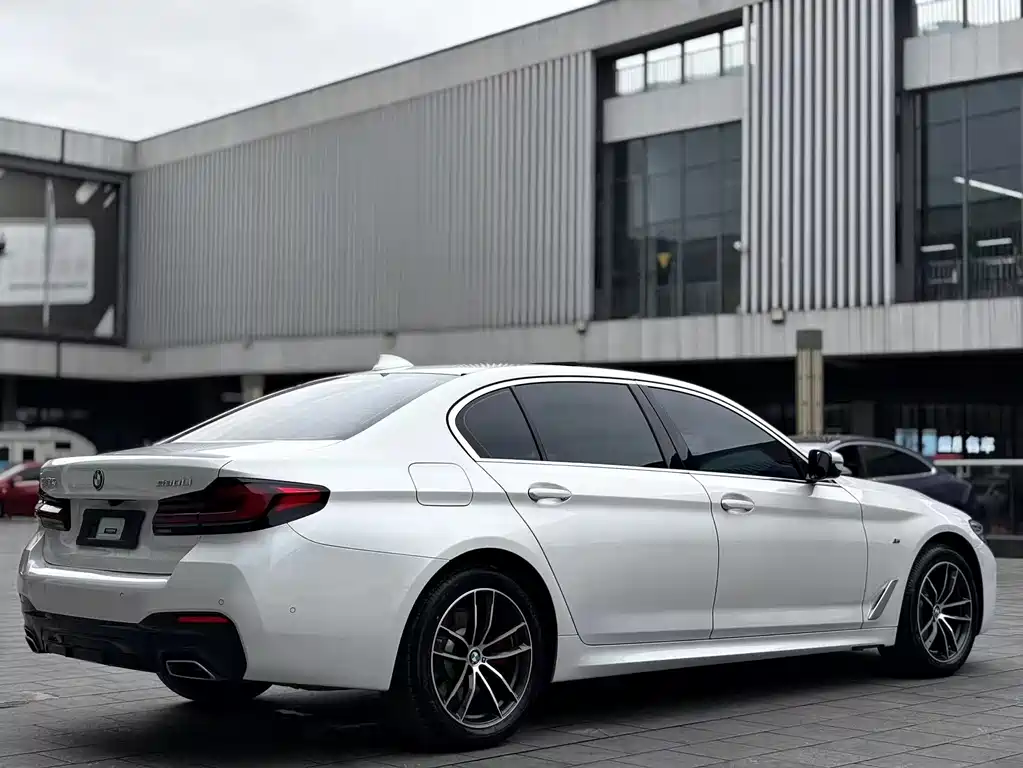 BMW 5 Series 2023 — фото 9
