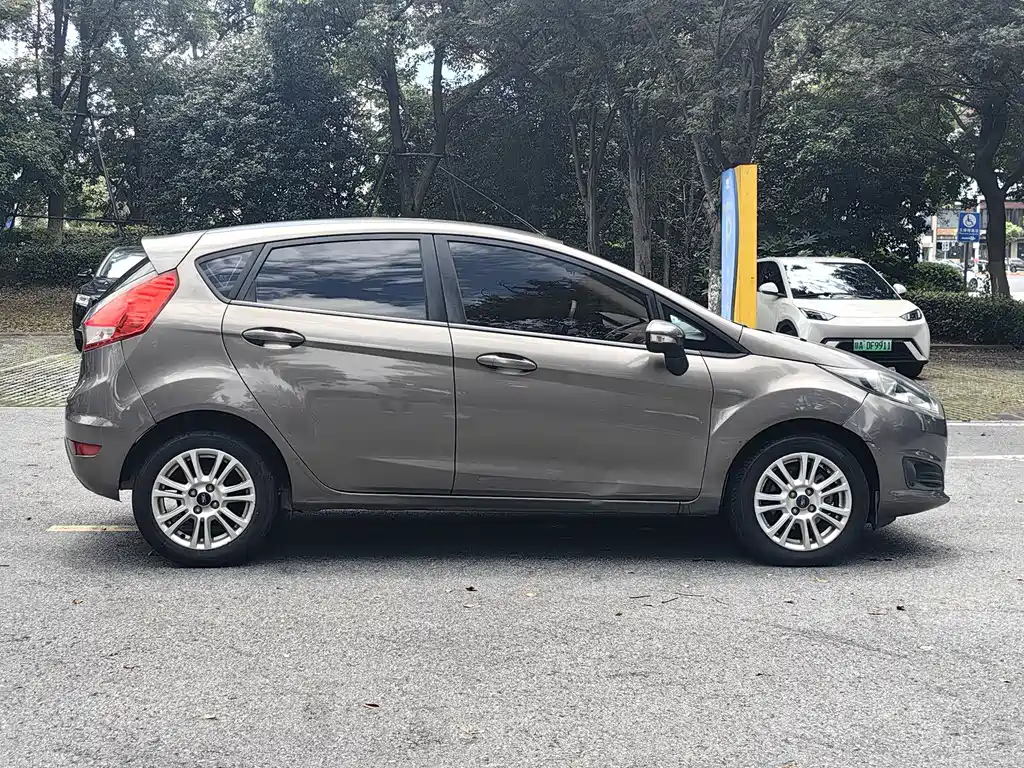 Ford Fiesta 2015 — фото 14