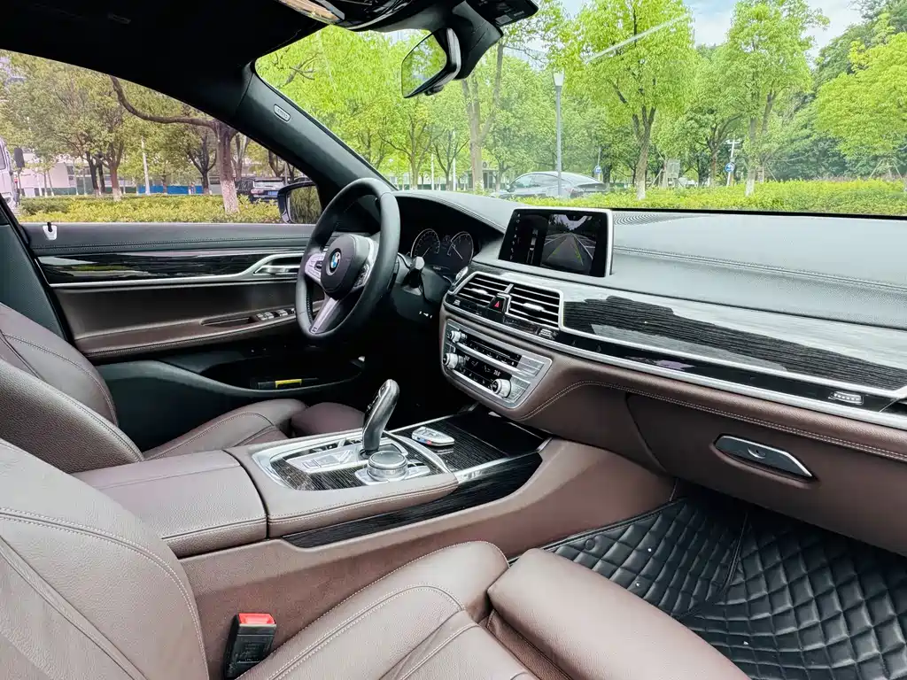 BMW 7 Series 2018 — фото 11