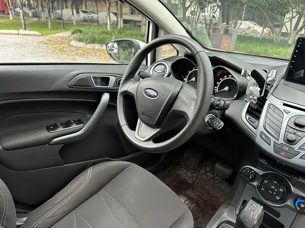 Ford Fiesta 2013 — фото 17