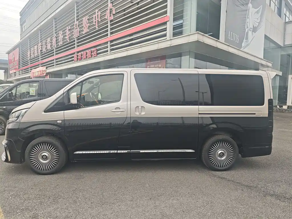 Toyota Hiace — фото 3