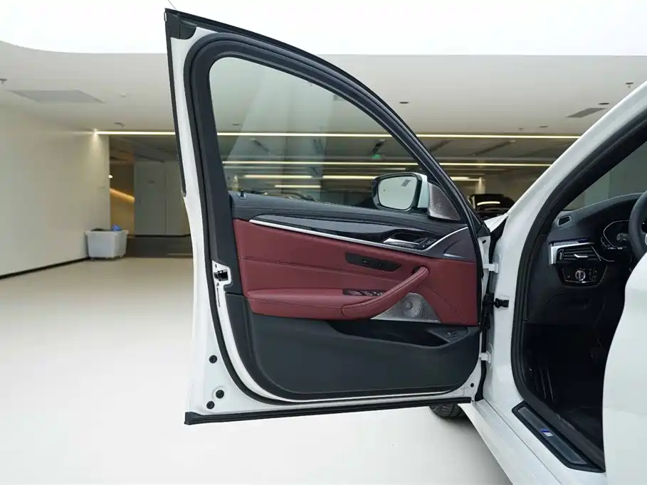 BMW 5 Series 2023 — фото 16