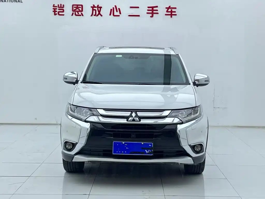 Mitsubishi Outlander 2017 — фото 3