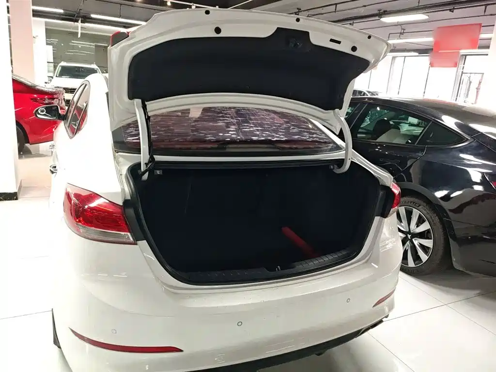 Hyundai Elantra 2020 — фото 19