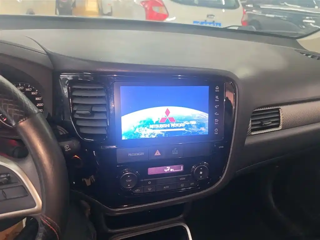 Mitsubishi Outlander 2018 — фото 13
