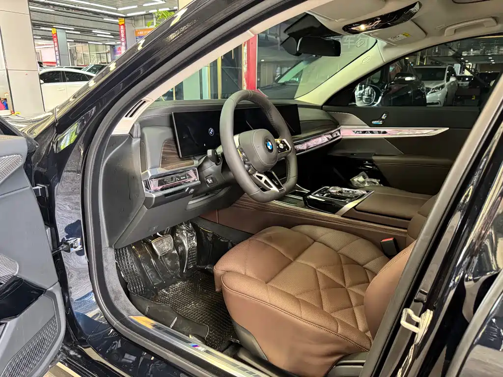 BMW 7 Series — фото 17