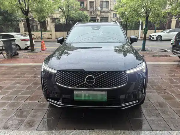 Volvo XC90 Plug-In Hybrid 2025