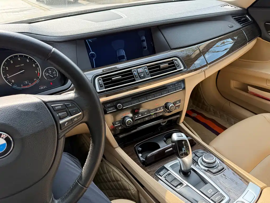 BMW 7 Series 2011 — фото 26