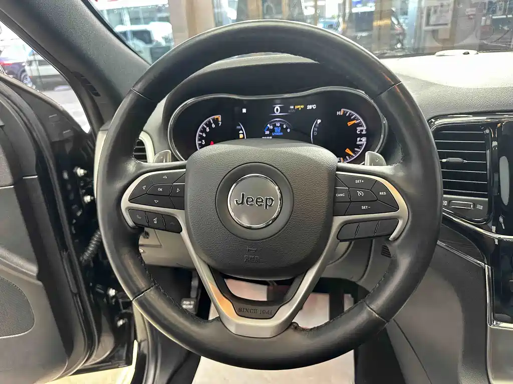 Jeep Grand Cherokee 2021 — фото 11