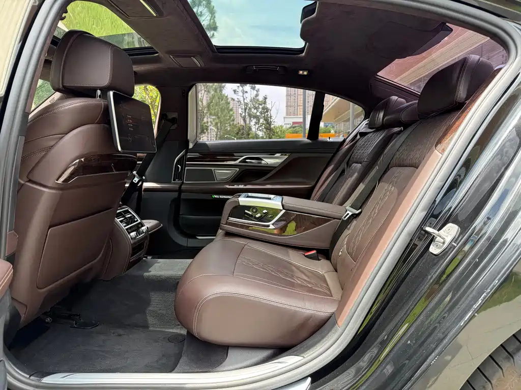 BMW 7 Series 2017 — фото 12