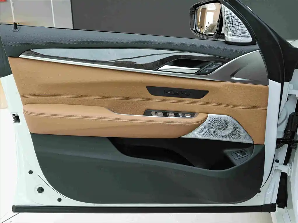 BMW 6 Series GT 2025 — фото 14