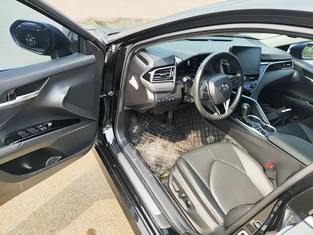 Toyota Camry 2023 — фото 12