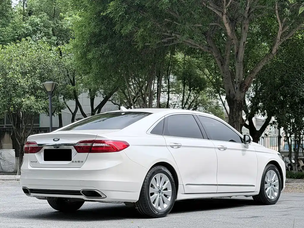 Ford Taurus 2017 — фото 15