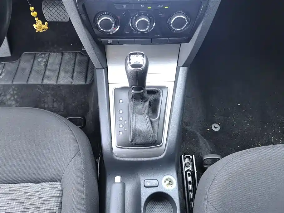 Skoda Octavia 2015 — фото 16