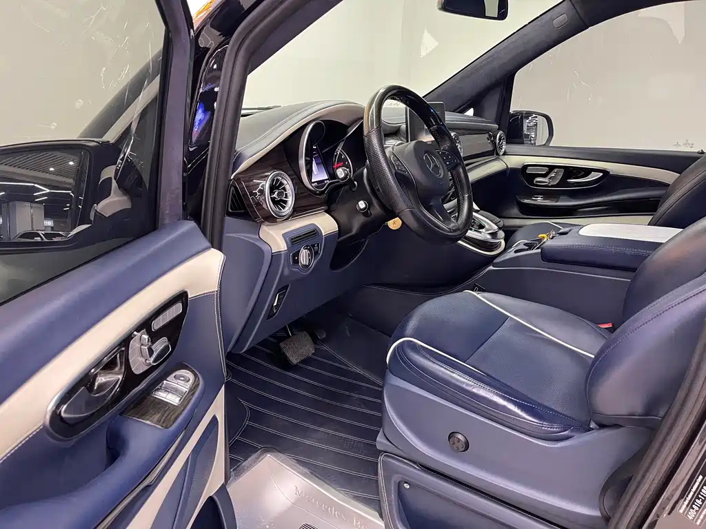 Mercedes-Benz V-Class 2020 — фото 17