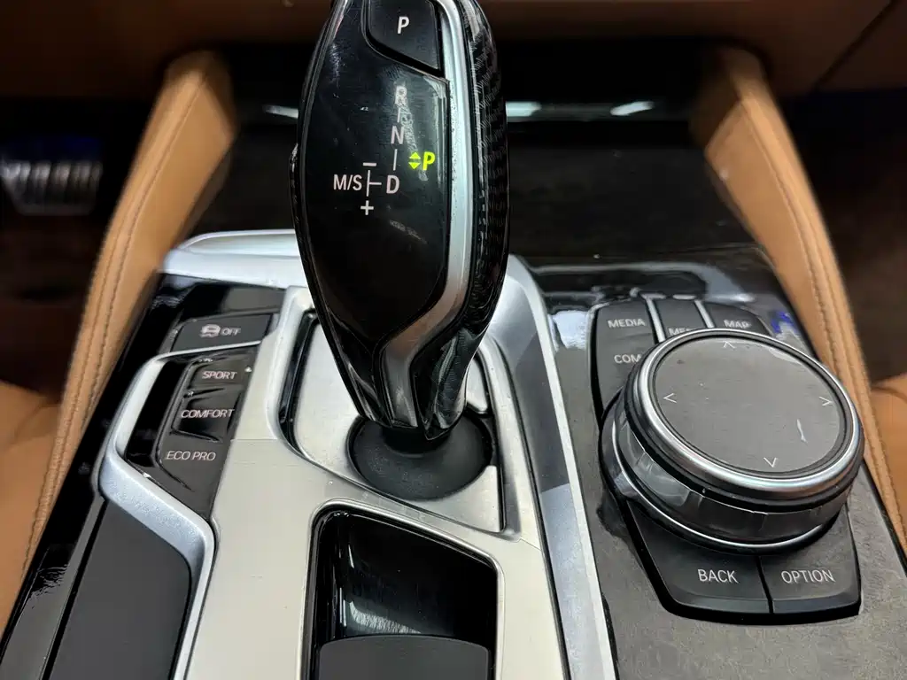 BMW 5 Series 2017 — фото 30