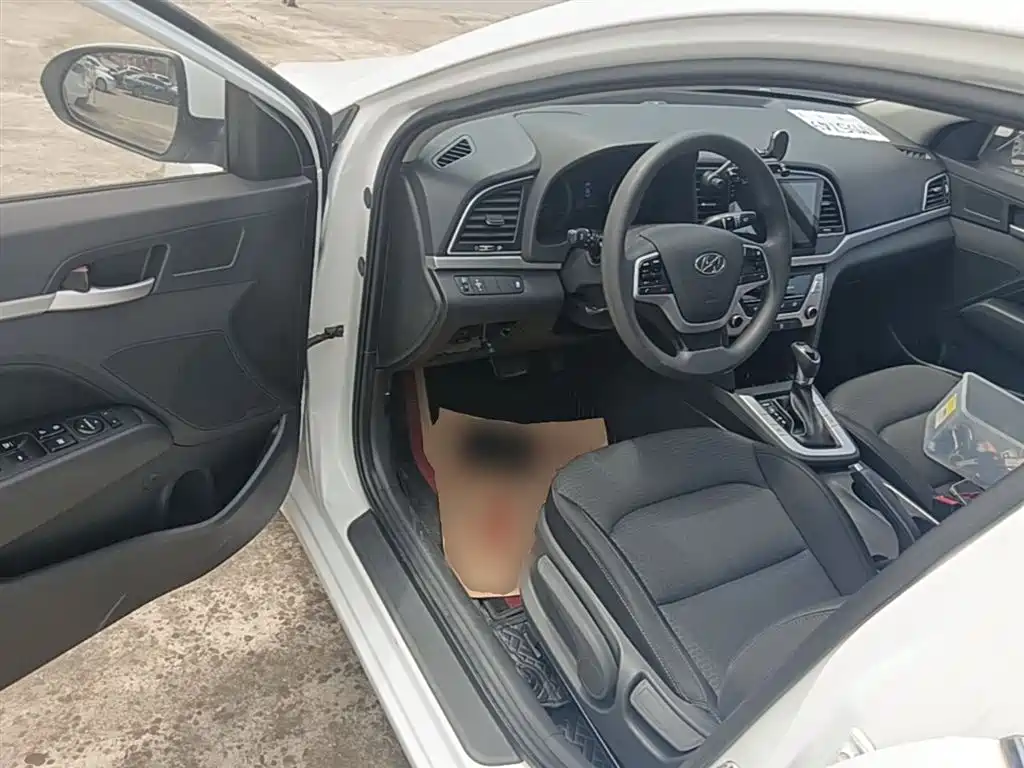 Hyundai Elantra 2018 — фото 16