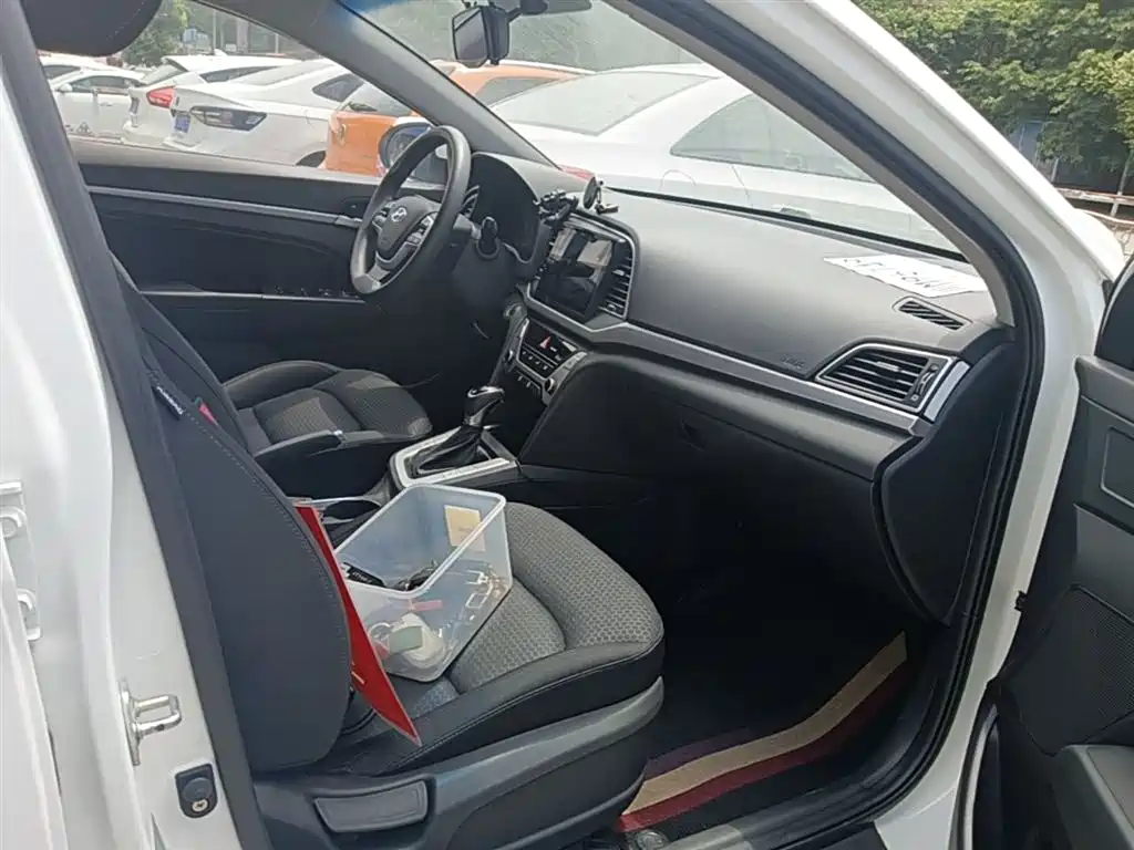 Hyundai Elantra 2018 — фото 25