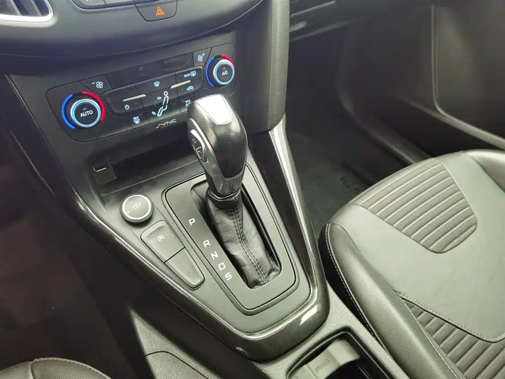 Ford Focus 2018 — фото 13