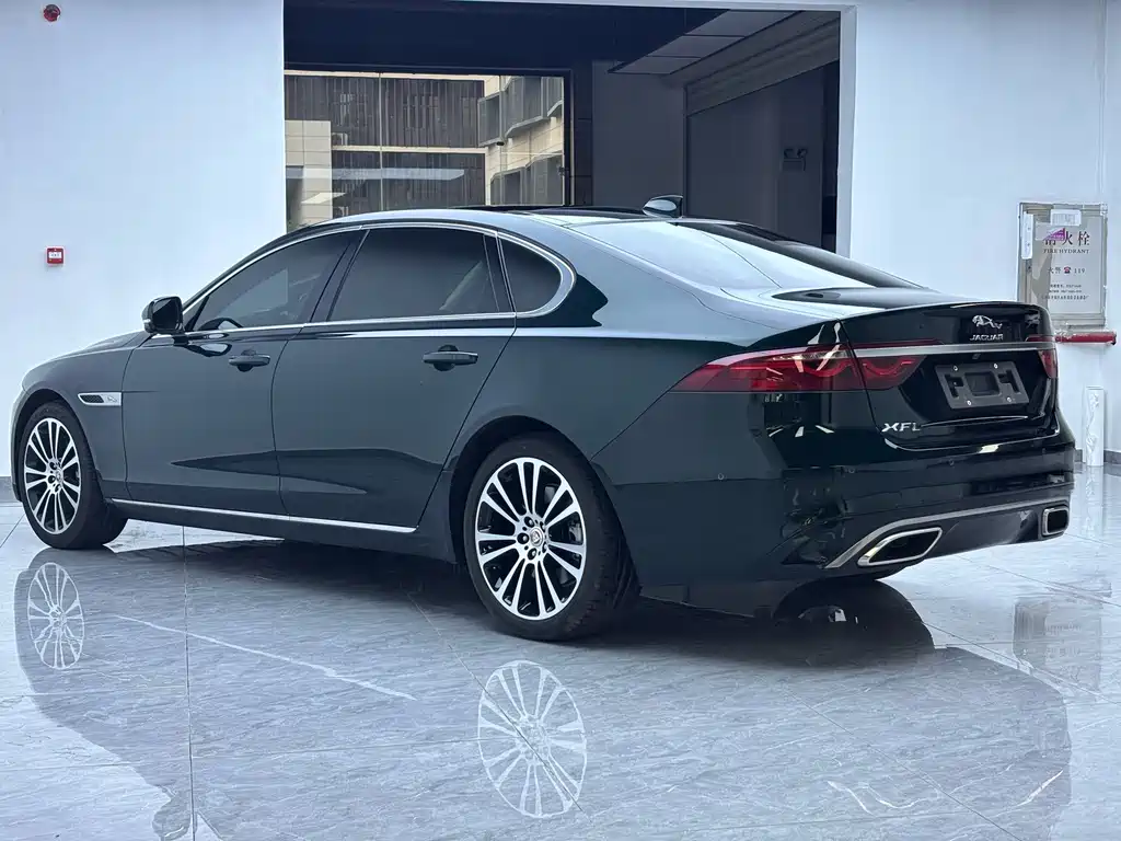 Jaguar XFL 2025 — фото 10