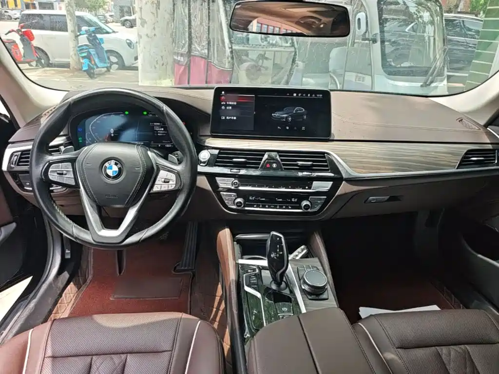 BMW 5 Series 2023 — фото 10