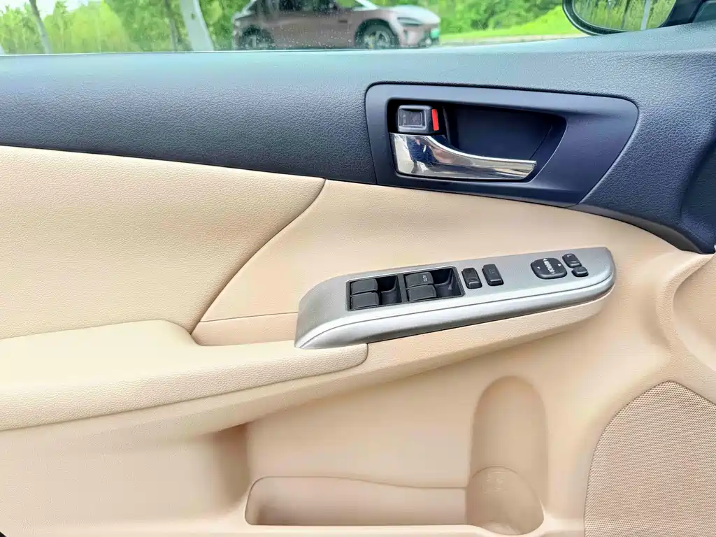 Toyota Camry 2013 — фото 10