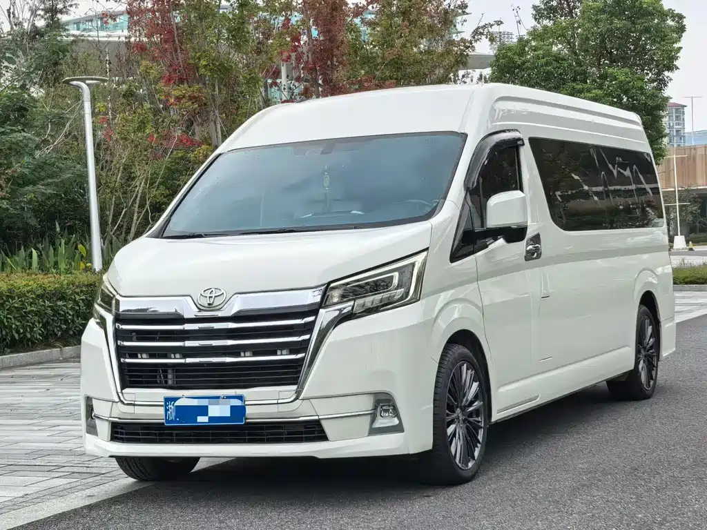 Toyota Hiace 2023 — фото 1