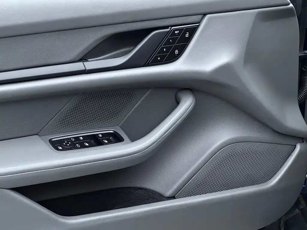 Porsche Taycan 2023 — фото 11