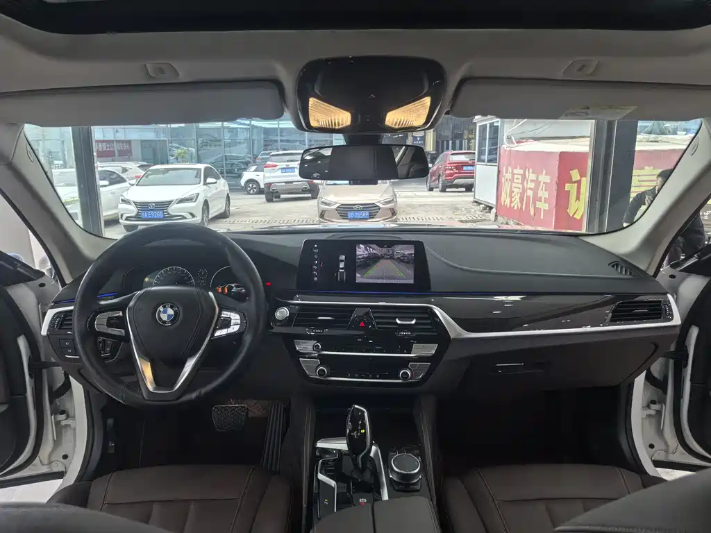 BMW 5 Series 2019 — фото 10