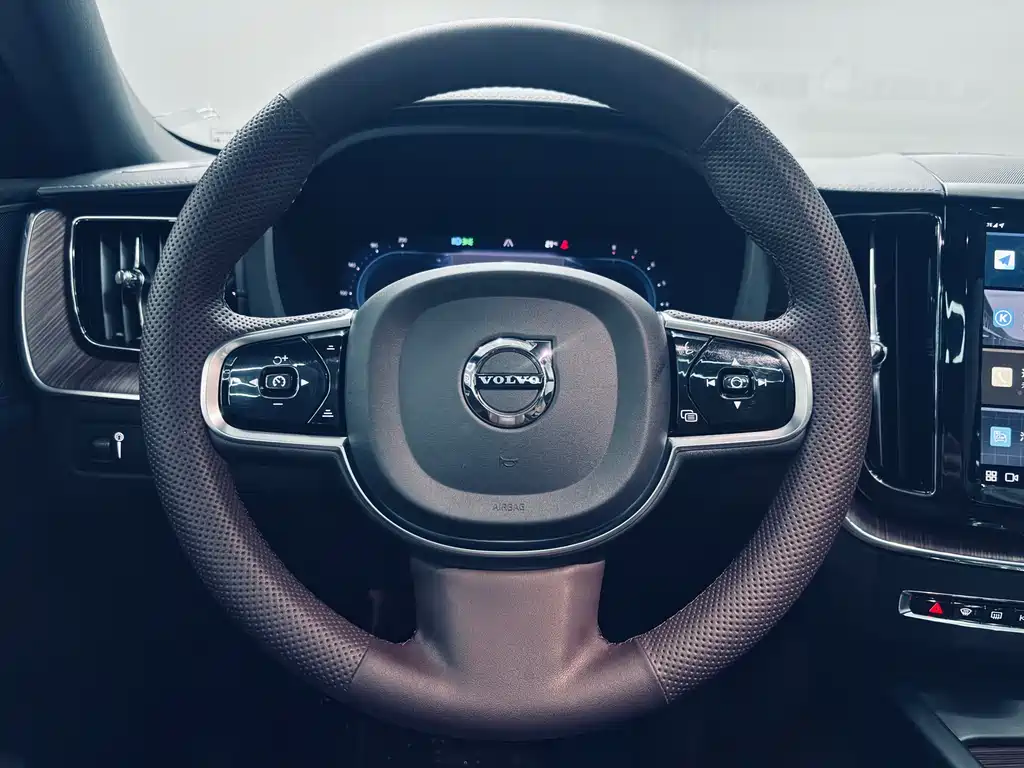 Volvo XC60 2021 — фото 12