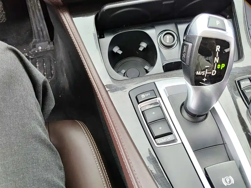 BMW 5 Series 2017 — фото 14
