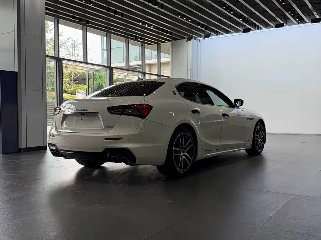 Maserati Ghibli 2021 — фото 17